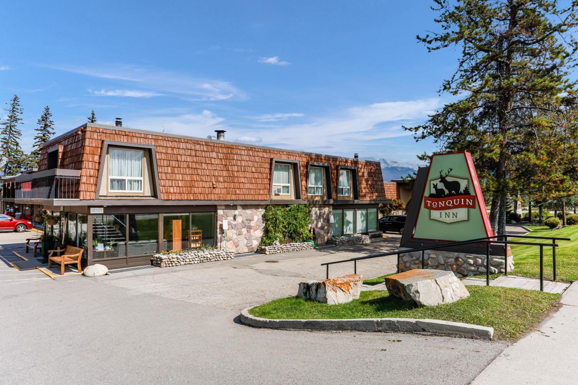 Tonquin Inn Jasper Bagian luar foto
