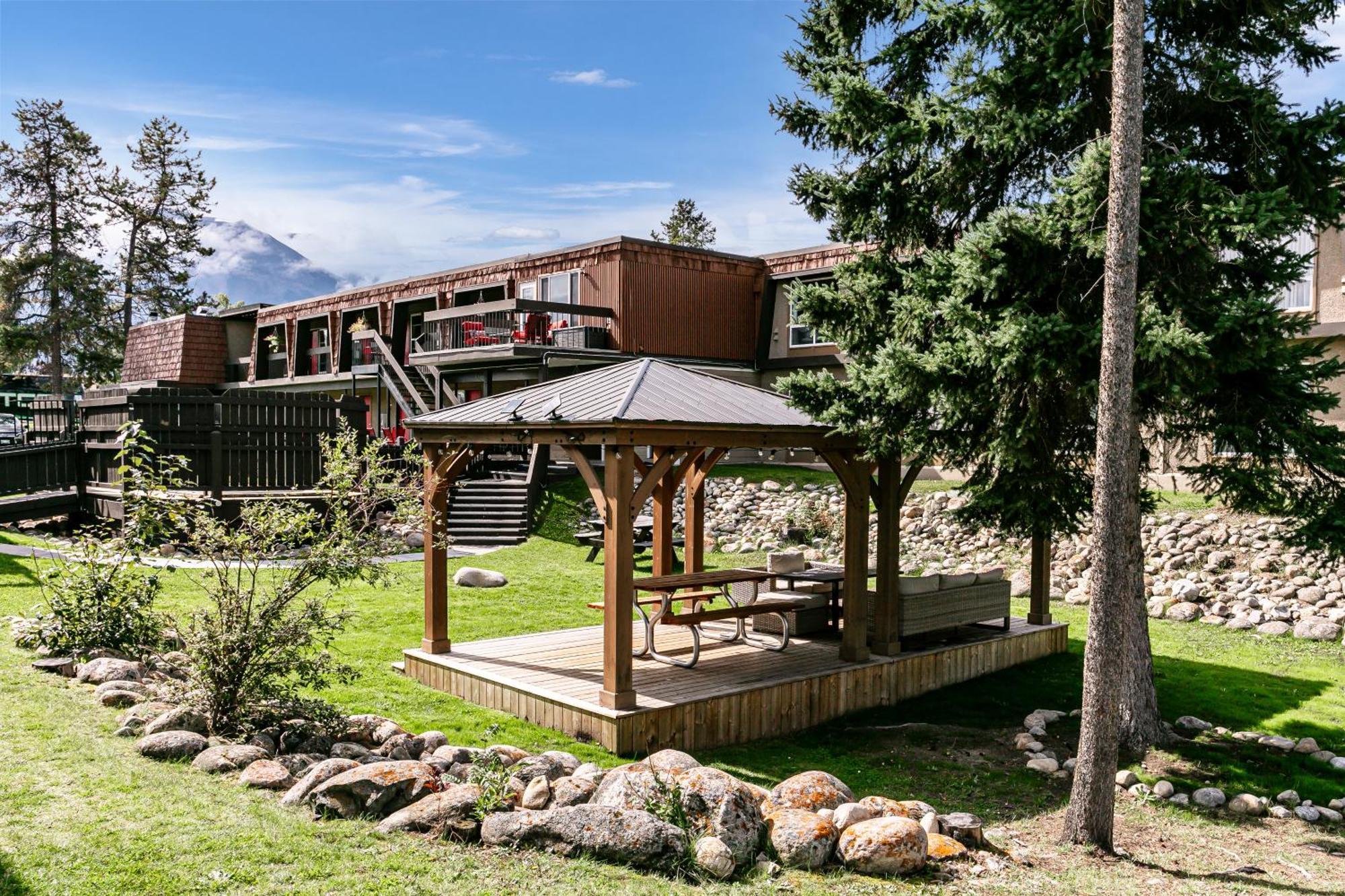 Tonquin Inn Jasper Bagian luar foto