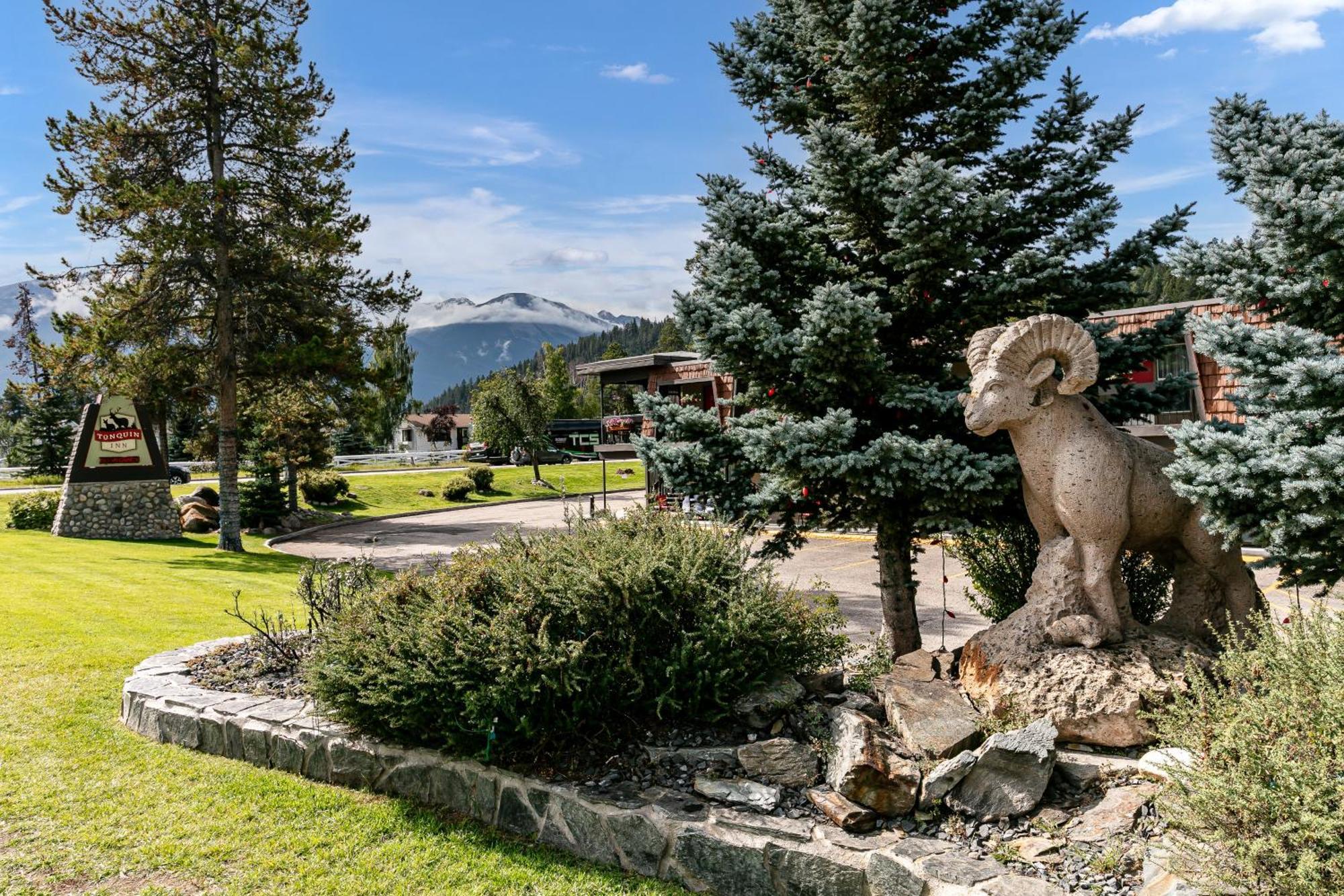 Tonquin Inn Jasper Bagian luar foto